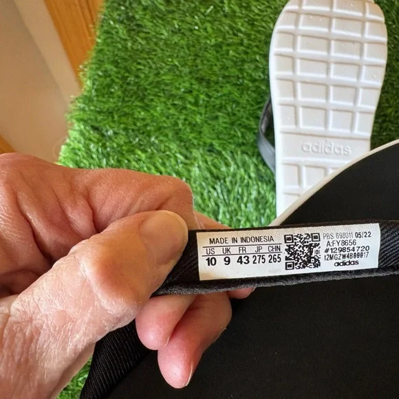 adidas Women’s Adilette Comfort Flip-Flops/Size: 10/Colors: Black and White/VGC - Picture 9 of 9